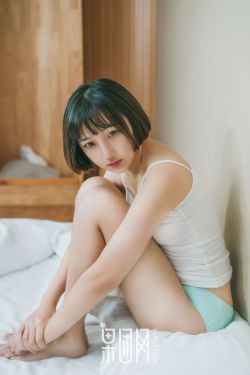 美女脱内衣给男生摸露出奶头